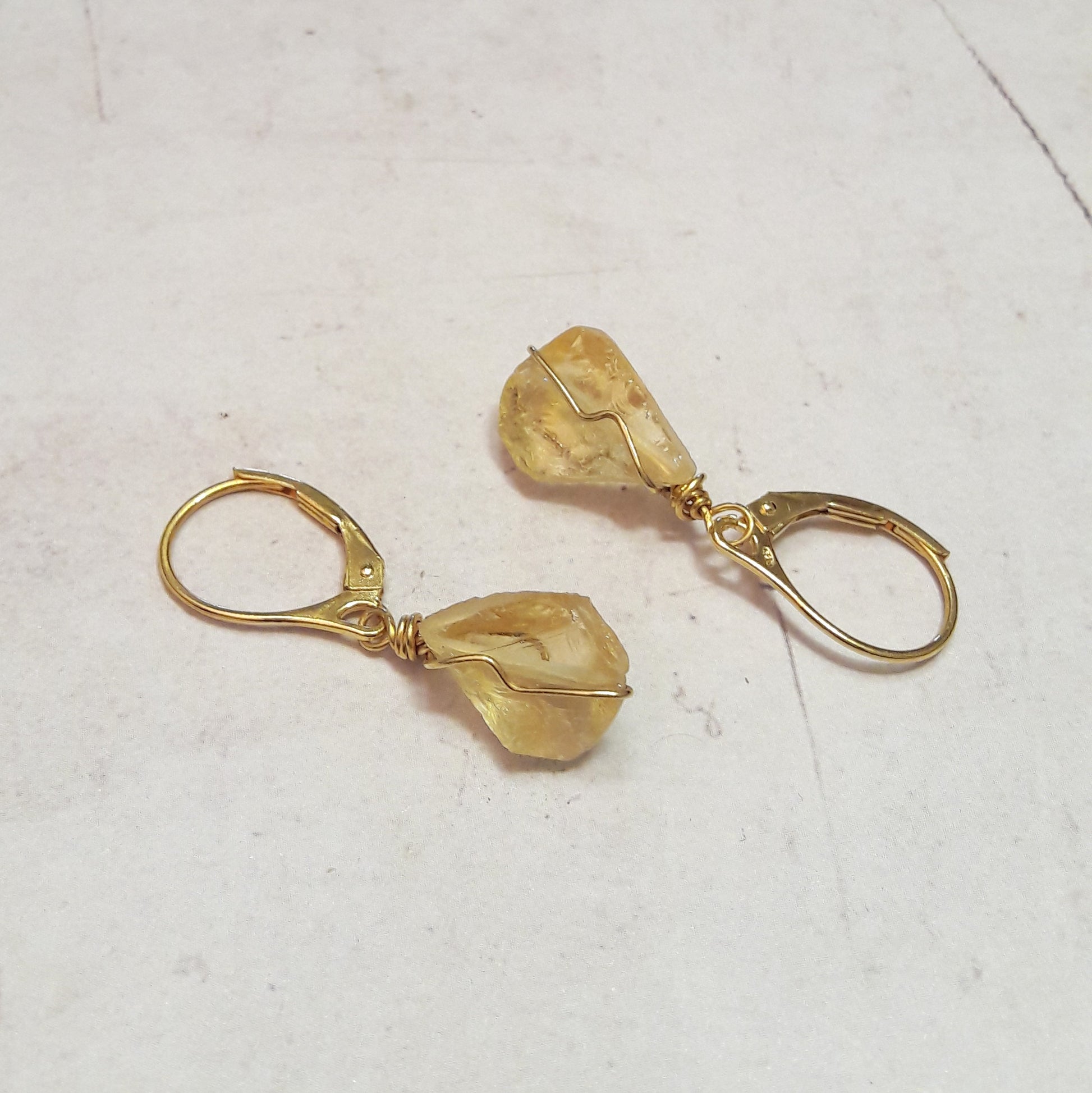 Boucles d'oreilles dormeuses en argent sterling doré et citrine, pierre brute.