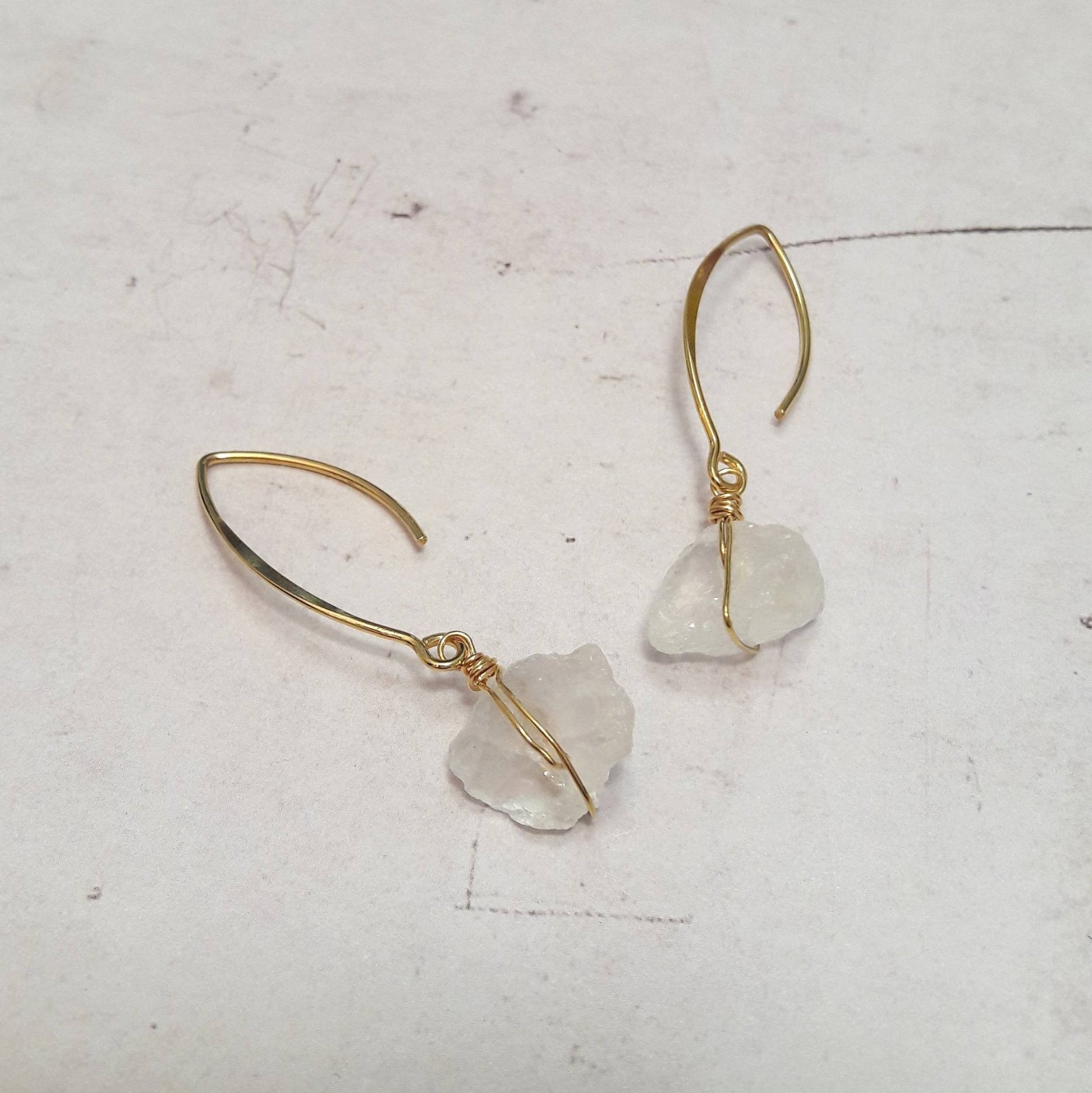 Boucles d'oreilles en argent 925 doré à l'or fin, ornées de pierres naturelles brutes de cristal de roche.