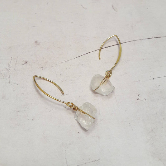 Boucles d'oreilles en argent 925 doré à l'or fin, ornées de pierres naturelles brutes de cristal de roche. Les pierres, en raison de leur caractère naturel, peuvent présenter des variations de couleurs et de formes, rendant chaque paire véritablement exclusive.  Longueur : 5.5 cm environ  ✨Le cristal de roche, en lithothérapie, est réputé pour apporter vitalité et réconfort. Il possède la capacité de recevoir, d'émettre et d'amplifier les énergies.