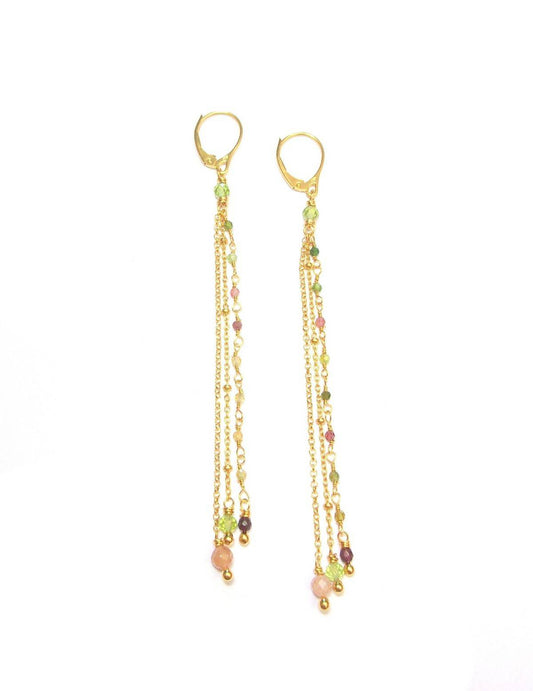 Boucles d'oreilles dormeuses en argent 925 doré à l'or fin 24k, ornées de pierres naturelles telles que la tourmaline, le péridot et la pierre de lune. Les pierres, étant naturelles, peuvent présenter de légères variations de couleur. Longueur de 9,5 cm.