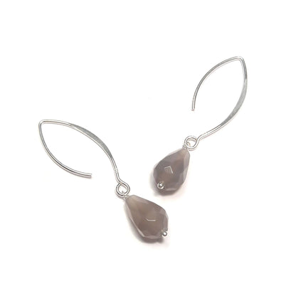Boucles d’oreilles mi longues en argent sterling, ornées de pierres naturelles grises, en forme de goutte. 