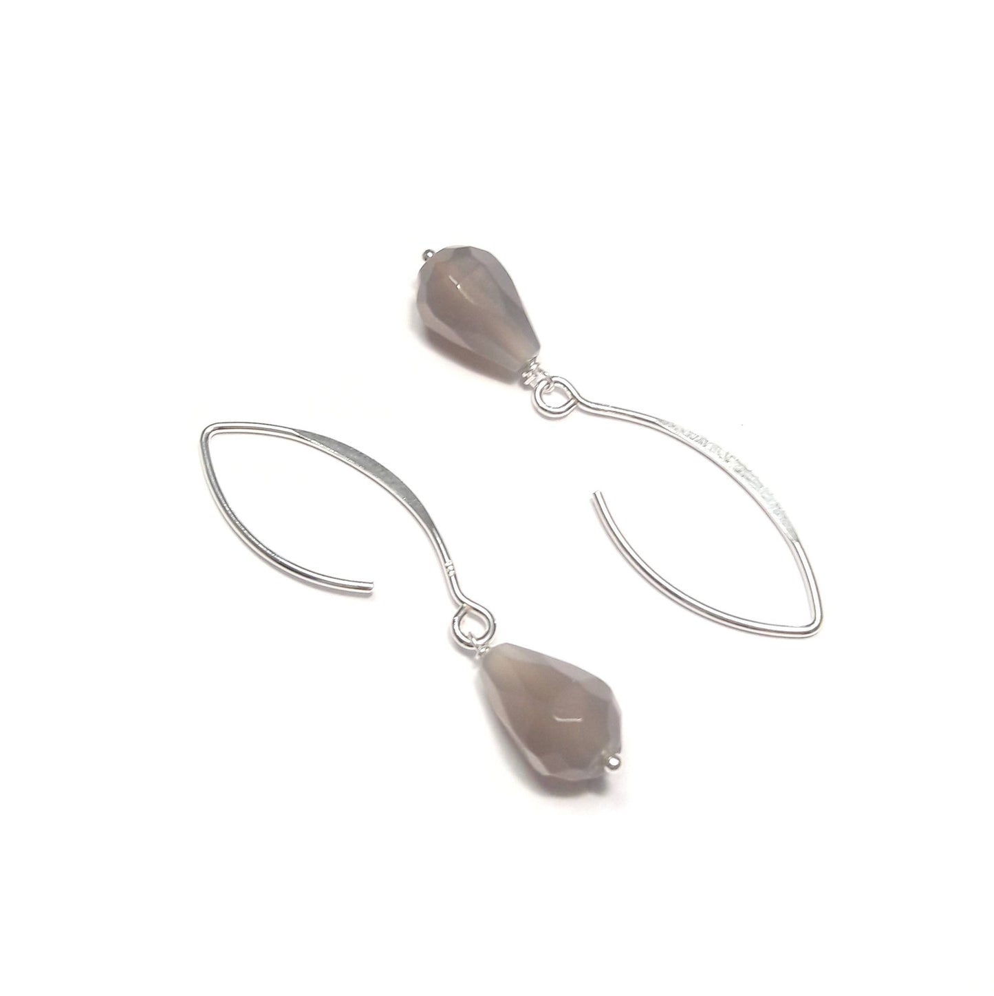 boucles d’oreilles crochets longs en argent et pierres naturelles d’agate grise. 
