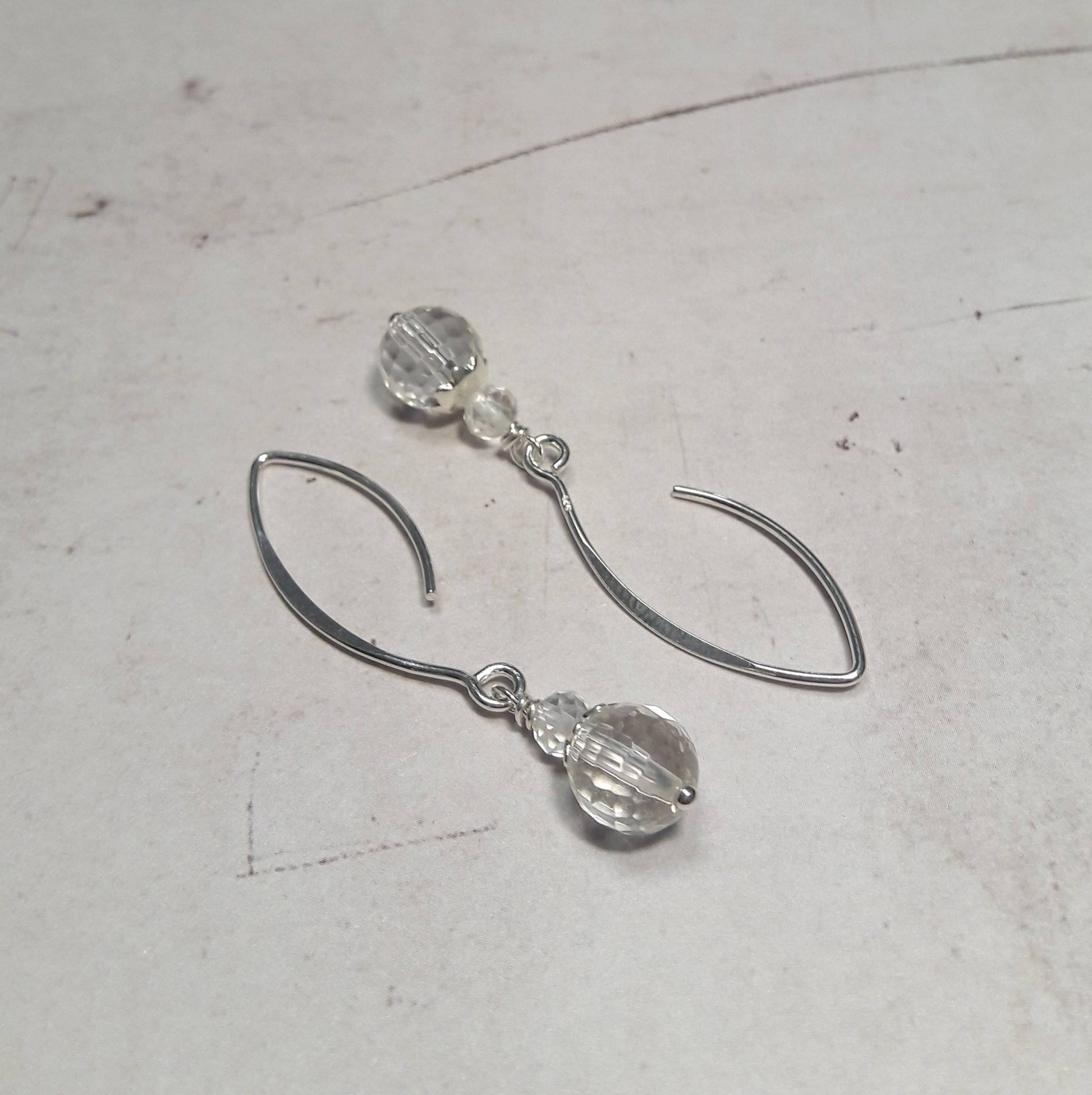 Boucles d'oreilles pendantes en argent massif avec pierres naturelles transparentes en cristal de roche, style éthique et raffiné 