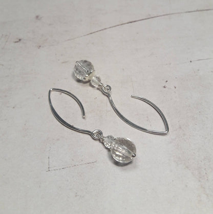 Boucles d'oreilles pendantes en argent massif avec pierres naturelles transparentes en cristal de roche, style éthique et raffiné 