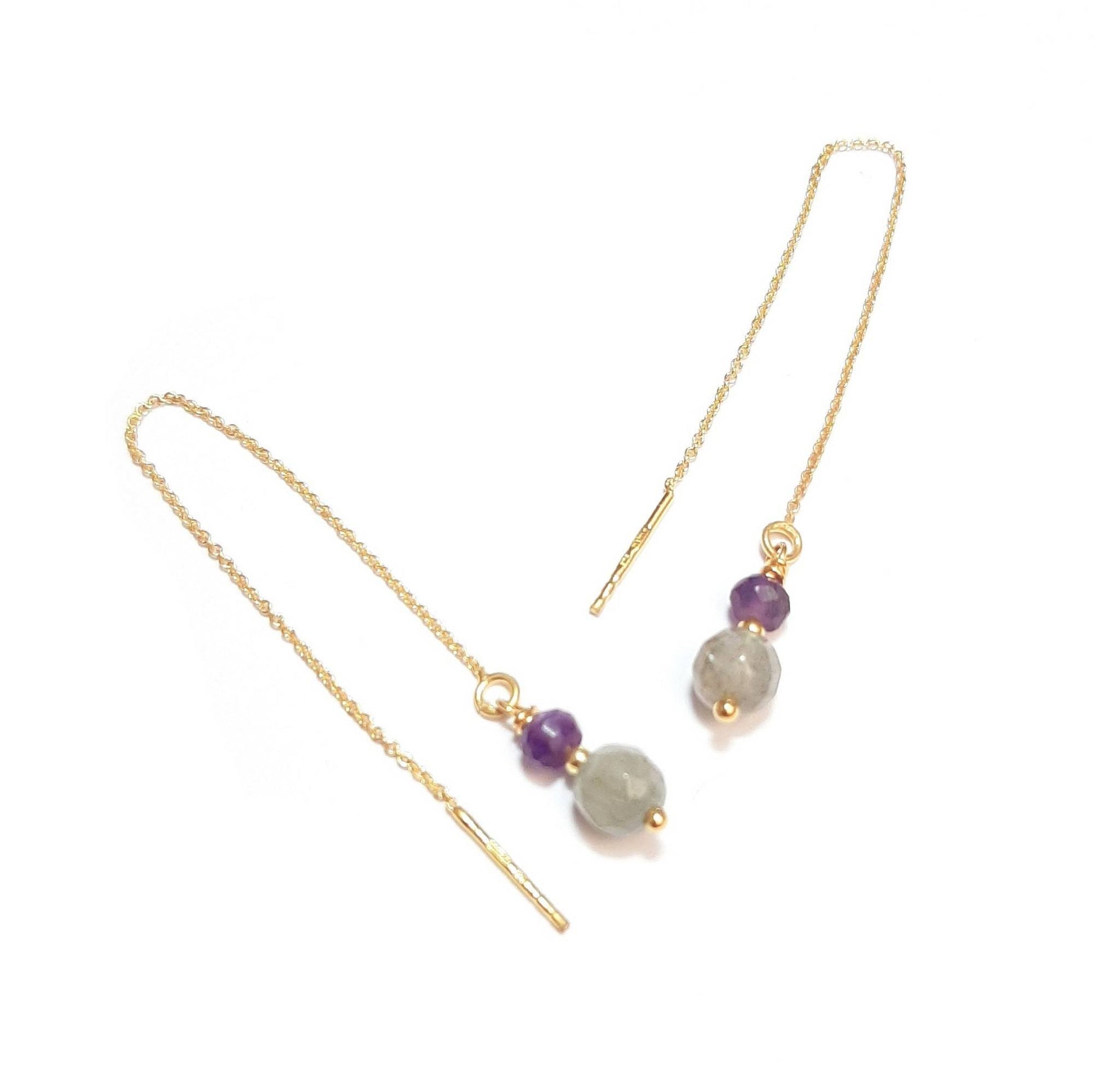 Les boucles d'oreilles chaînes réglables en argent 925 doré à l'or fin 24 carats sont agrémentées de pierres fines, notamment la labradorite et l'améthyste. La longueur totale est d'environ 10,5 cm. La labradorite est connue pour ses propriétés de protection, agissant comme un bouclier absorbant les énergies négatives et préservant l'énergie personnelle.