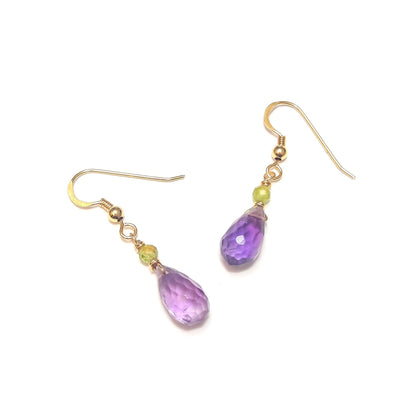 Sublimez votre style avec ce duo d’améthyste et de péridot monté sur argent 925. Des boucles d’oreilles aux vibrations apaisantes et colorées.