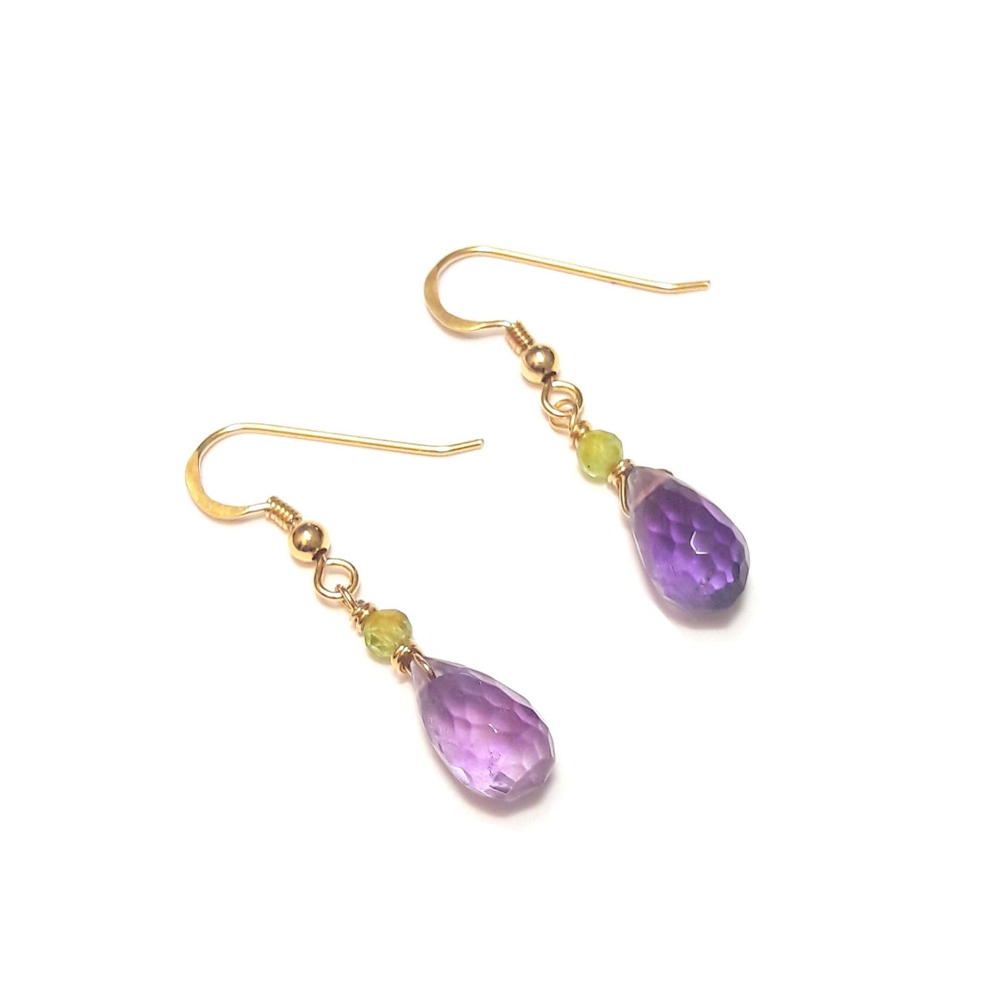 Ces boucles d’oreilles en pierres naturelles unissent la sérénité de l’améthyste à la vitalité du péridot. Un bijou lumineux et intemporel en argent 925 doré

