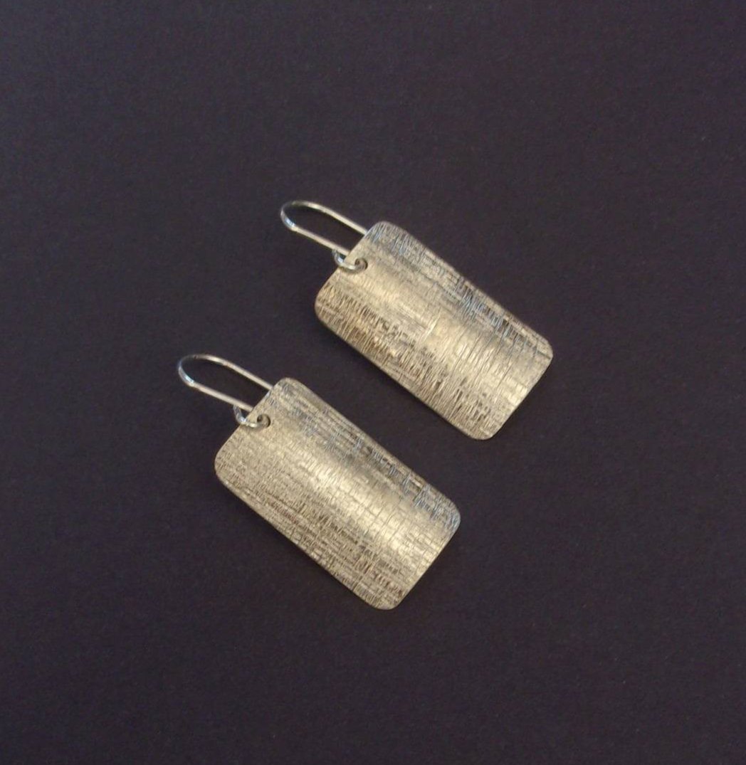 boucles d'oreilles en argent massif ciselé,  forme rectangulaire.
