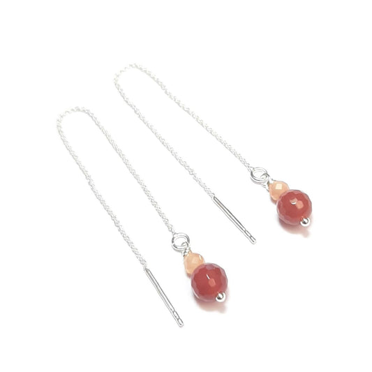 Boucles d'oreilles chaîne traversante en argent en argent 925 et pierres fines: cornaline et pierre de lune.