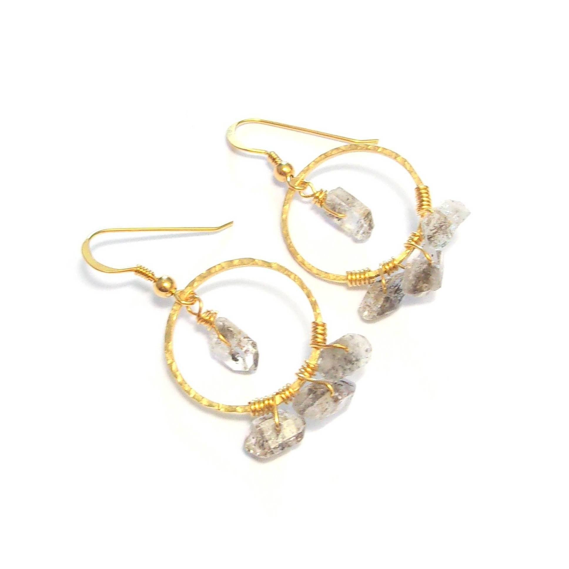boucles d'oreilles créoles aux inspirations ethniques en argent 925 doré  ornées de diamant d'Herkimer (quartz diamant). 