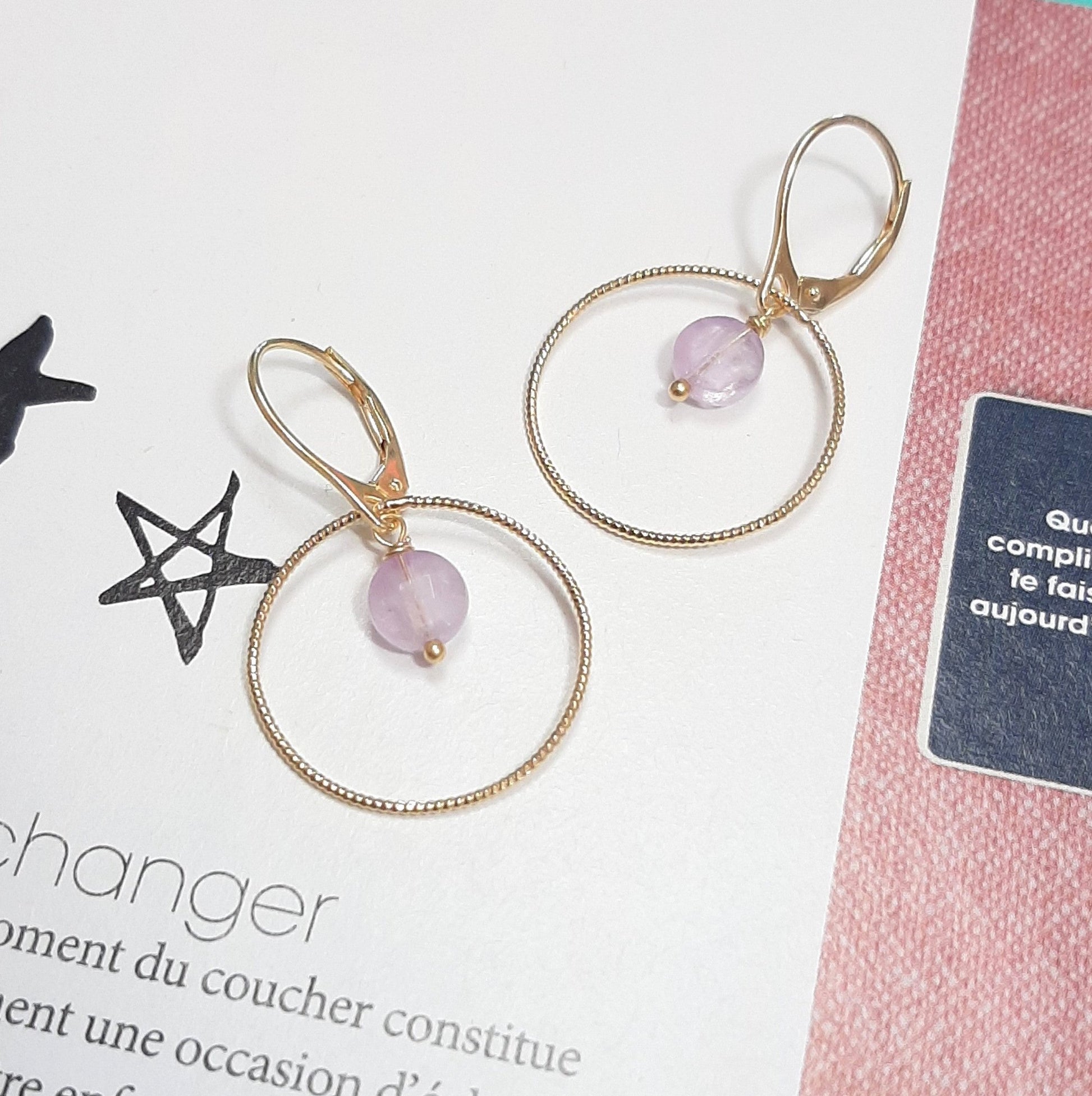 Boucles d'oreilles type dormeuses avec anneaux ciselés ornées de pierres naturelles d’améthyste facettée couleur lavande. Longueur : 3.5 cm environ