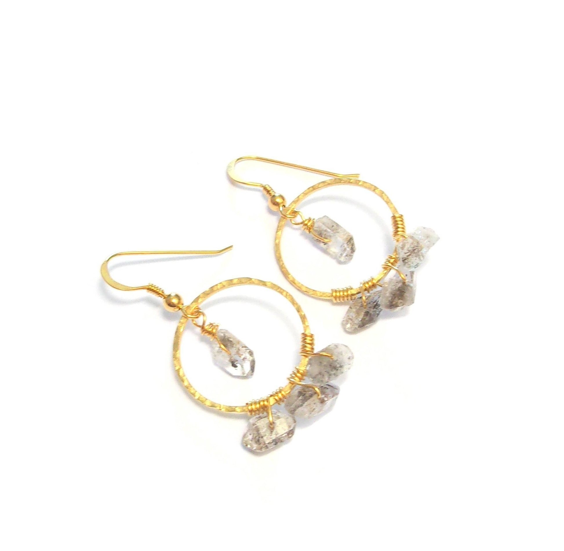 boucles d'oreilles créoles  en argent 925 doré  ornées de pierres irrégulières en quartz diamant. 