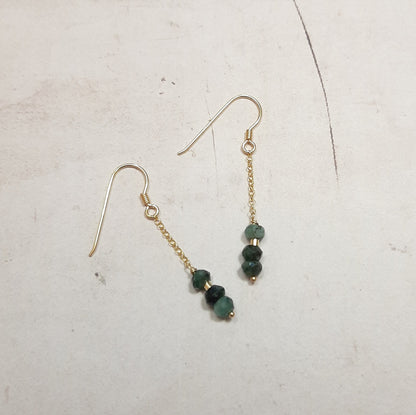 Ces boucles d'oreilles en argent 925 doré à l'or fin sont ornées de pierres naturelles d'émeraude. Mesurant environ 4,8 cm de longueur, chaque pièce est unique en raison des variations naturelles de couleur et de forme des pierres. L'émeraude, porteuse d'espérance, est connue comme la pierre de l'amour et de la sagesse. Elle encourage les apprentissages et aiguise la mémoire.