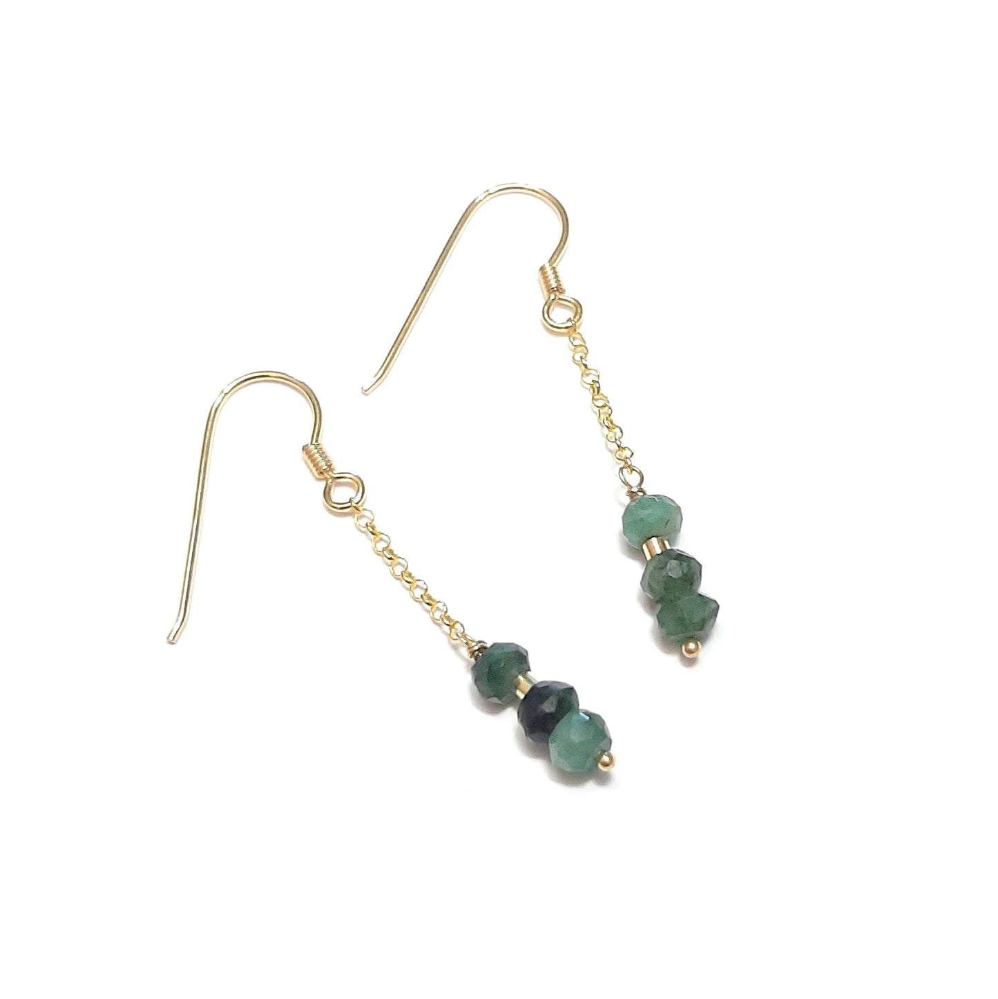 Ces boucles d'oreilles en argent 925 doré à l'or fin sont ornées de pierres naturelles d'émeraude. Mesurant environ 4,8 cm de longueur, chaque pièce est unique en raison des variations naturelles de couleur et de forme des pierres. L'émeraude, porteuse d'espérance, est connue comme la pierre de l'amour et de la sagesse. Elle encourage les apprentissages et aiguise la mémoire.