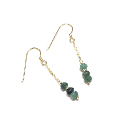 Ces boucles d'oreilles en argent 925 doré à l'or fin sont ornées de pierres naturelles d'émeraude. Mesurant environ 4,8 cm de longueur, chaque pièce est unique en raison des variations naturelles de couleur et de forme des pierres. L'émeraude, porteuse d'espérance, est connue comme la pierre de l'amour et de la sagesse. Elle encourage les apprentissages et aiguise la mémoire.