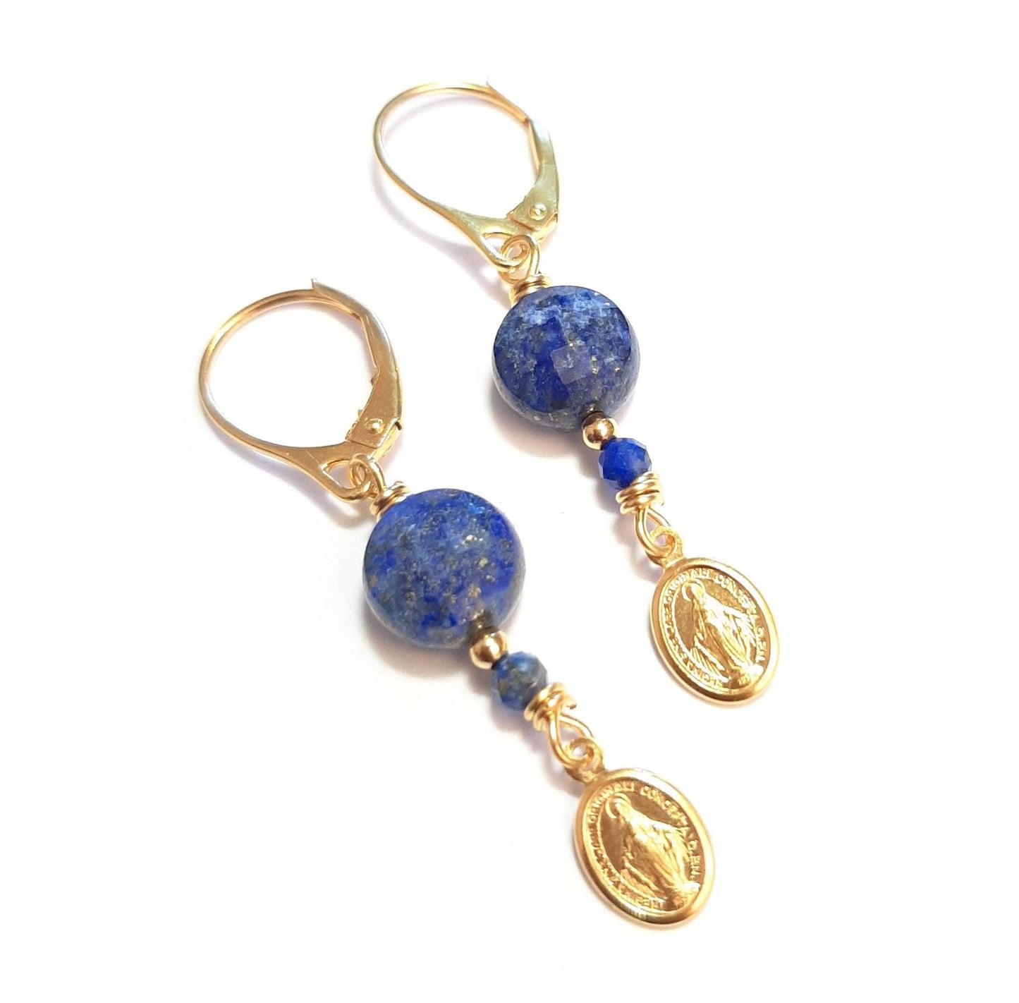 Boucles d’oreilles Madone en lapis-lazuli – Argent massif 925 - Boucles d’oreilles en argent massif, ornées de véritables pierres de lapis-lazuli. Symbole de sagesse et de protection, cette pierre bleue intense évoque la profondeur du ciel étoilé.
Inspirées par la grâce d’une Madone, ces boucles fines et élégantes sont façonnées à la main dans une démarche éthique et artisanale.
Un bijou précieux, unique, pour sublimer votre lumière intérieure.