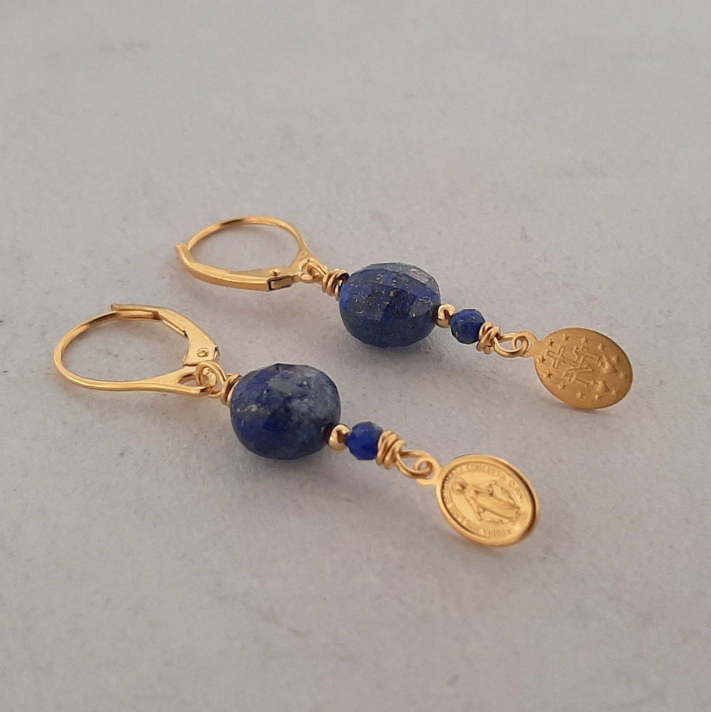 Boucles d’oreilles artisanales en lapis-lazuli – Création en argent éthique
Ces boucles d’oreilles Madone allient l’intemporalité de l’argent massif 925 à la beauté brute du lapis-lazuli naturel. Chaque pièce est conçue à la main dans mon atelier français, avec une attention particulière aux matériaux durables et à une production respectueuse.
Le bleu profond du lapis-lazuli inspire sérénité et confiance, tout en apportant une touche d’élégance naturelle à votre look.
Bijoux durables | Fabrication française