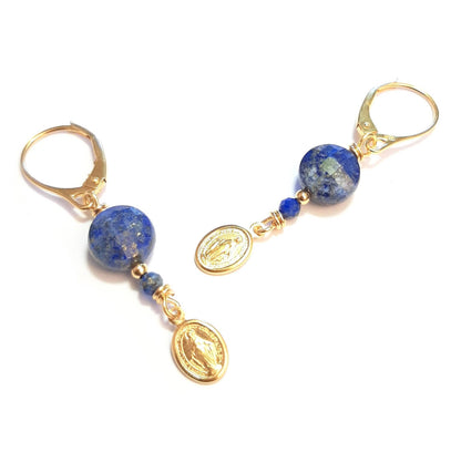 Madone – Boucles d’oreilles en lapis-lazuli & argent 925 | Bijoux symboliques femme
Ces boucles d’oreilles Madone célèbrent le féminin sacré à travers la symbolique du lapis-lazuli, pierre de vérité et de spiritualité. Montées sur de l’argent massif, elles offrent un style à la fois mystique et contemporain.
Parfaites pour une femme à la recherche d’un bijou chargé de sens, fait avec amour et conscience.
Bijoux spirituels | Argent massif | Lapis-lazuli naturel | Création artisanale en France
