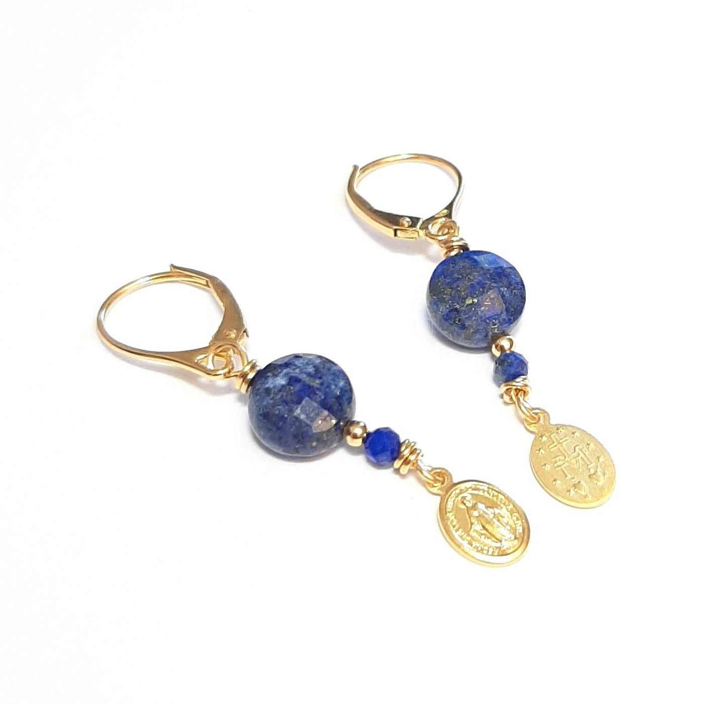 boucles d’oreilles en argent massif, ornées de véritables pierres de lapis-lazuli. Symbole de sagesse et de protection, cette pierre bleue intense évoque la profondeur du ciel étoilé.
Inspirées par la grâce d’une Madone, ces boucles fines et élégantes sont façonnées à la main dans une démarche éthique et artisanale.
Un bijou précieux, unique, pour sublimer votre lumière intérieure.
 Bijoux éthiques | Argent 925 | Pierre naturelle | Fait main en France

