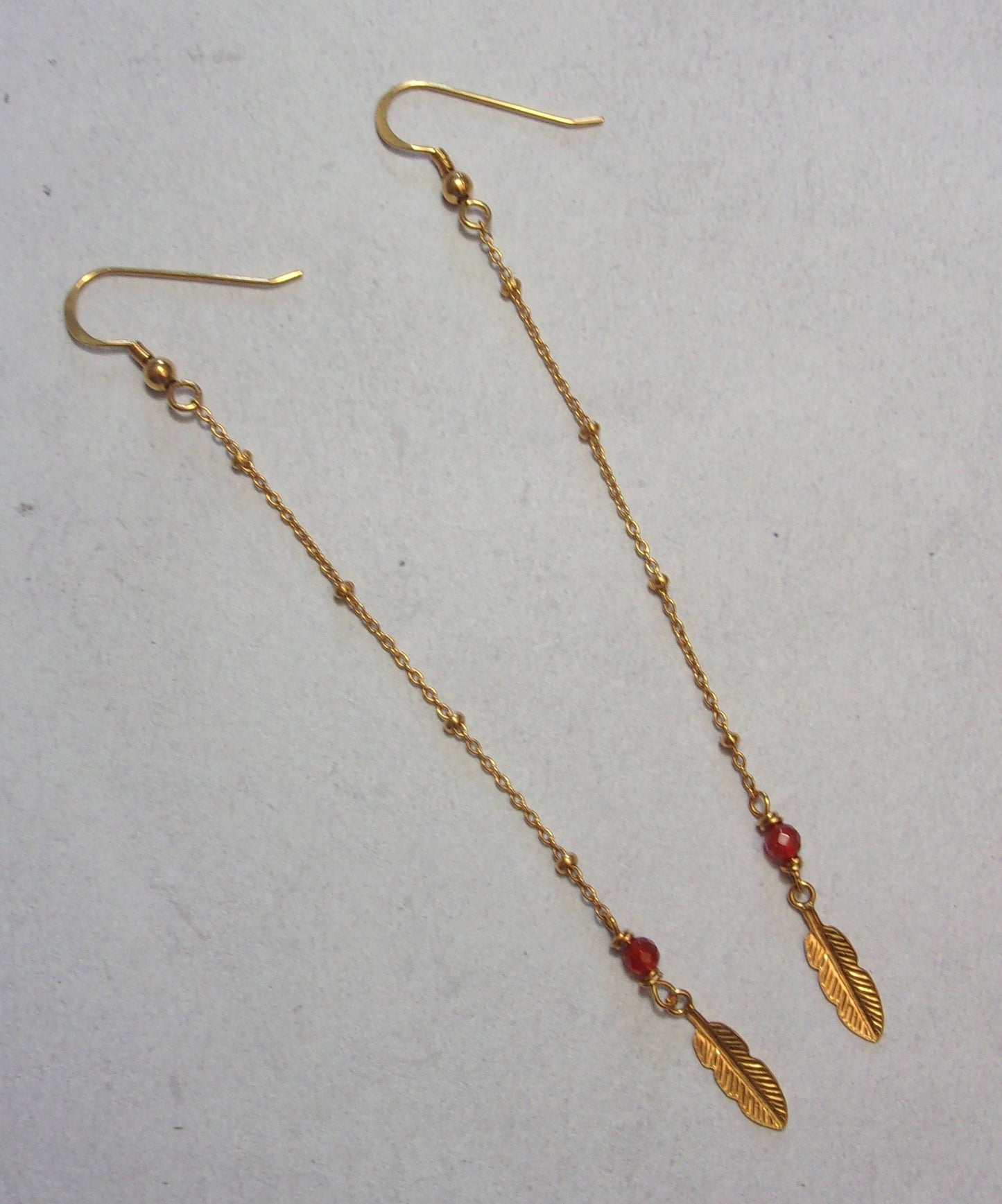  boucles d'oreilles bohèmes, longues et délicates en argent sterling doré  ornées de pierres naturelles de cornaline.  