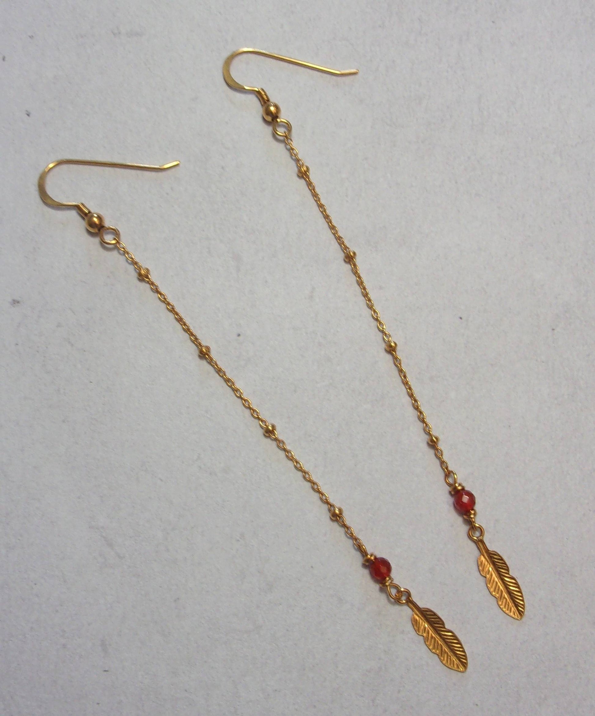  boucles d'oreilles bohèmes, longues et délicates en argent sterling doré  ornées de pierres naturelles de cornaline.  