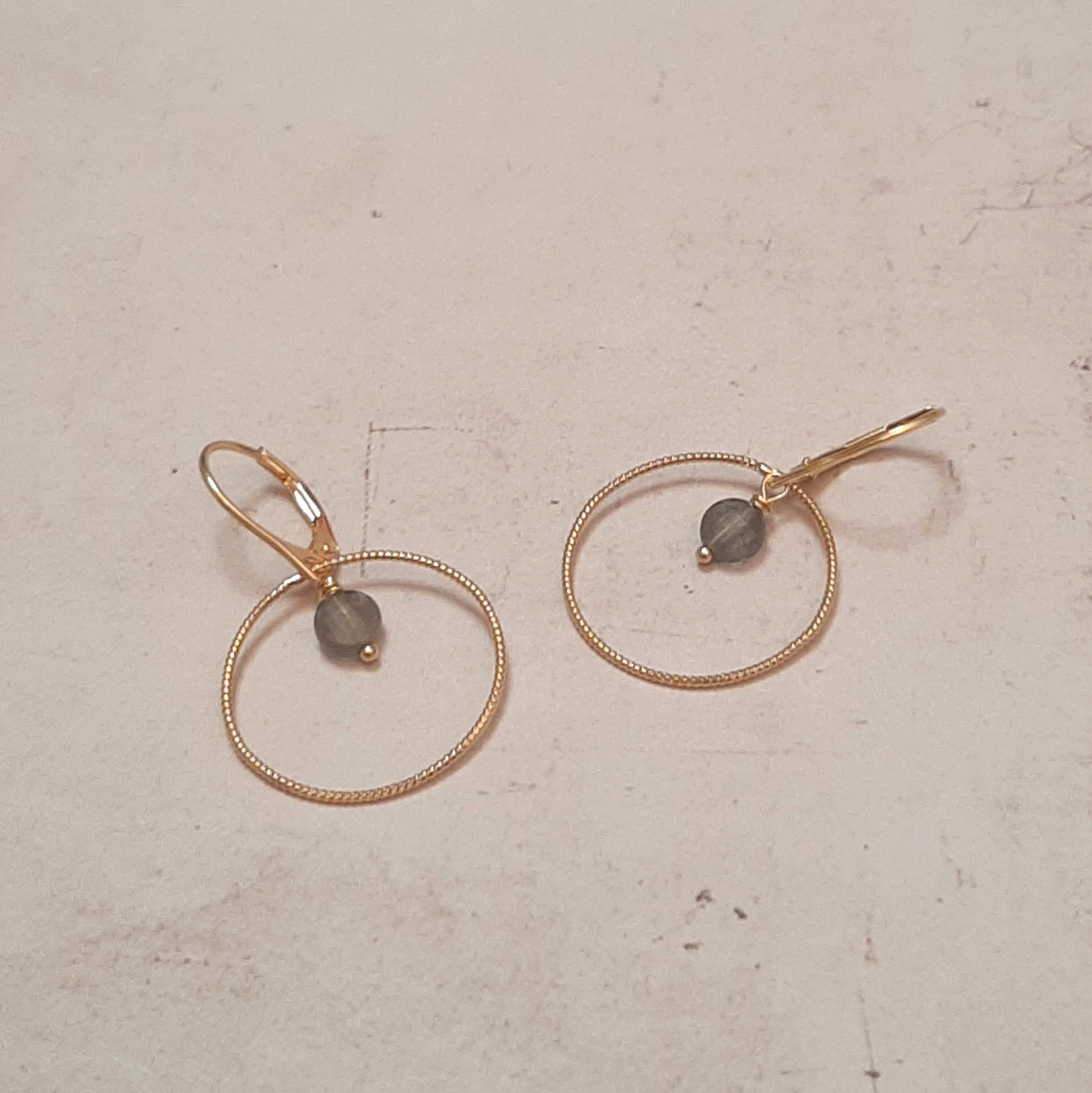 Boucles d'oreilles type dormeuses avec anneaux ciselés ornées de pierres naturelles de labradorite roche facettée. Longueur : 3.5 cm environ
