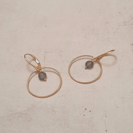 Boucles d'oreilles type dormeuses avec anneaux ciselés ornées de pierres naturelles de labradorite roche facettée. Longueur : 3.5 cm environ
