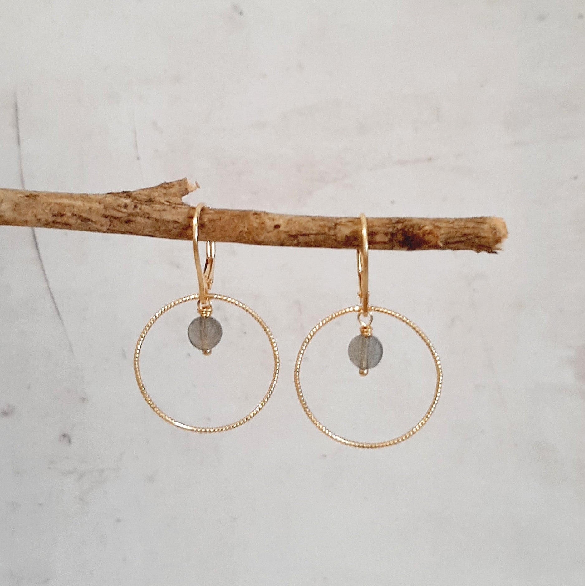 Boucles d'oreilles dormeuses  ornées de pierres naturelles de labradorite .