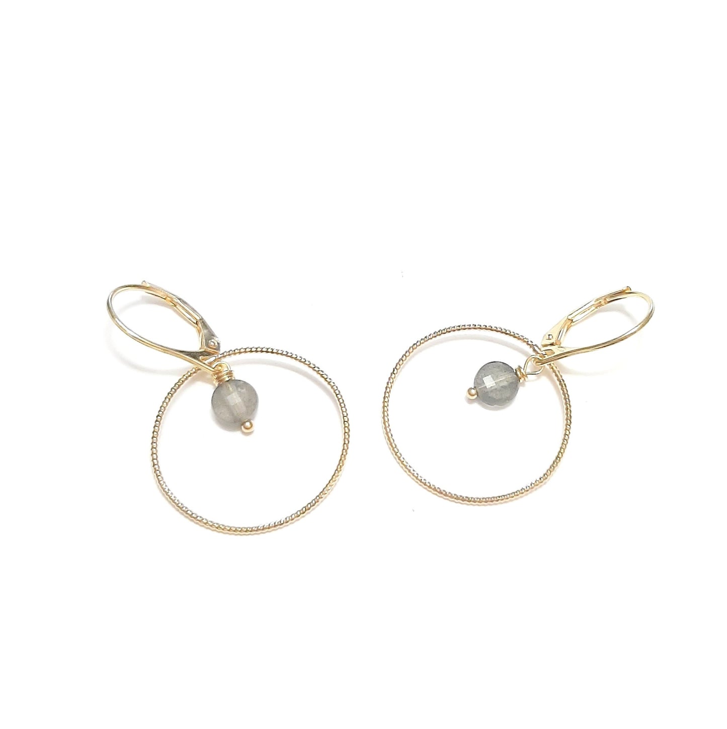 Boucles d'oreilles bohèmes  ornées de pierres naturelles de labradorite .
