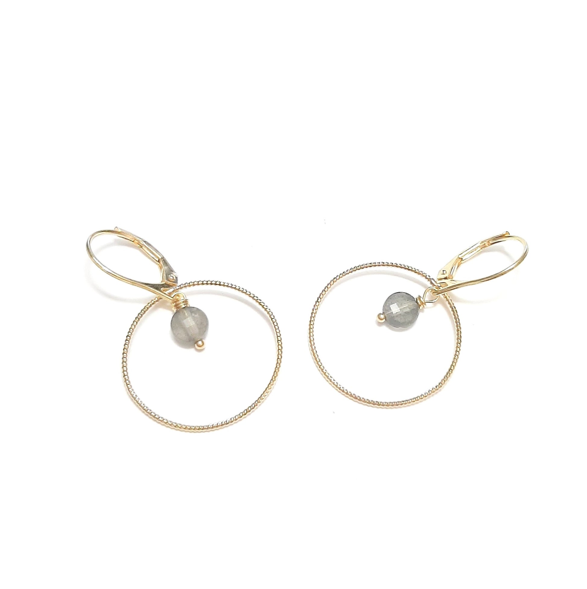 Boucles d'oreilles bohèmes  ornées de pierres naturelles de labradorite .