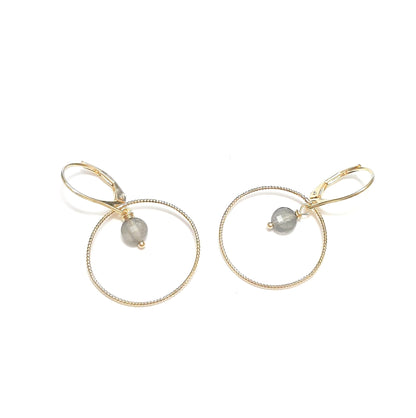 Boucles d'oreilles bohèmes  ornées de pierres naturelles de labradorite .