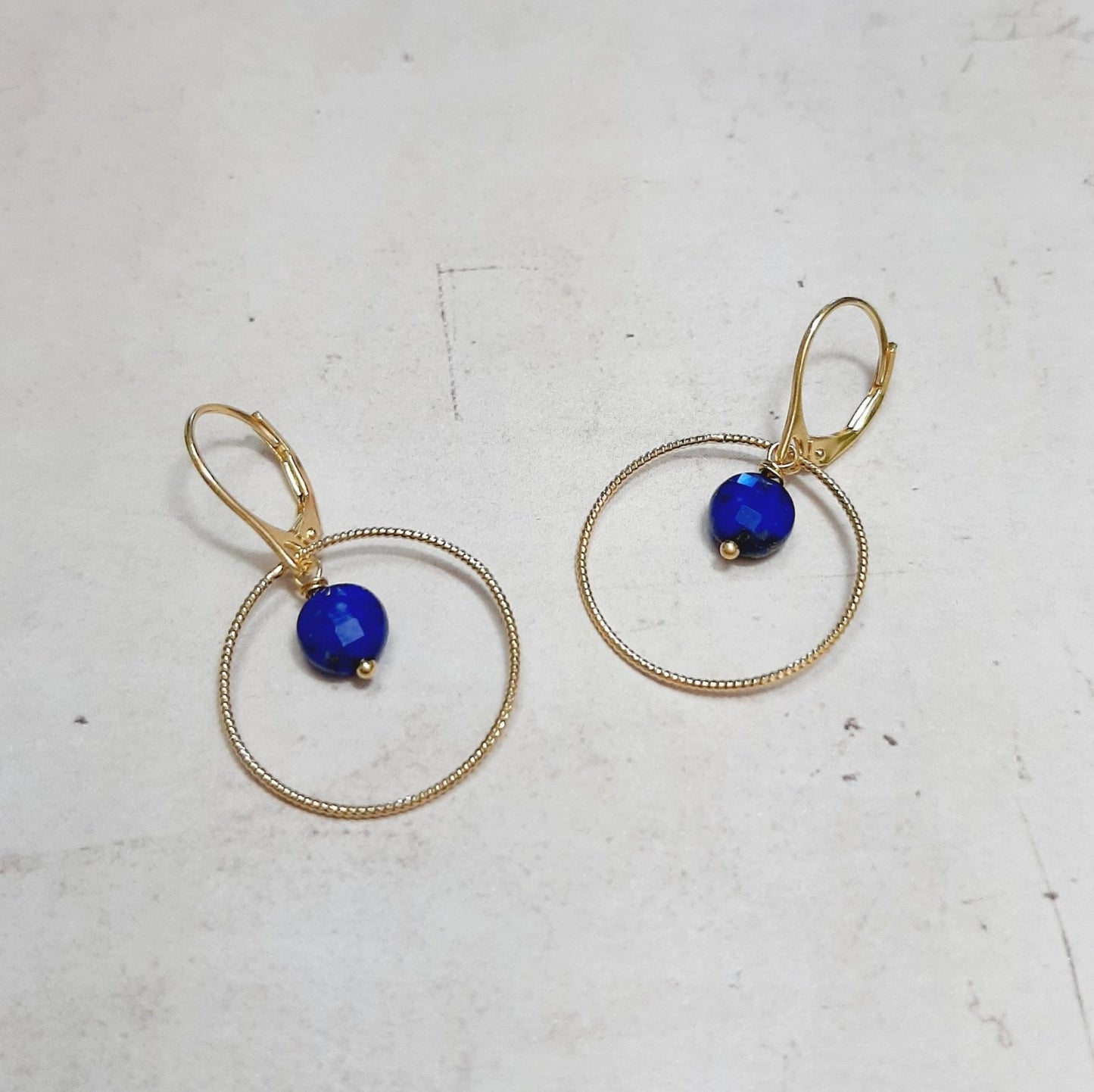 Boucles d'oreilles dormeuses en argent et lapis-lazuli  Ces boucles d'oreilles élégantes sont fabriquées en argent 925 et ornées de pierres naturelles de lapis-lazuli. Les pierres présentent une couleur bleue profonde avec des reflets dorés. Ces boucles d'oreilles sont légères et confortables à porter.  Caractéristiques:  Argent 925 Lapis-lazuli (pierres naturelles) Dormeuses Longueur des boucles d'oreilles: 3.5 cm