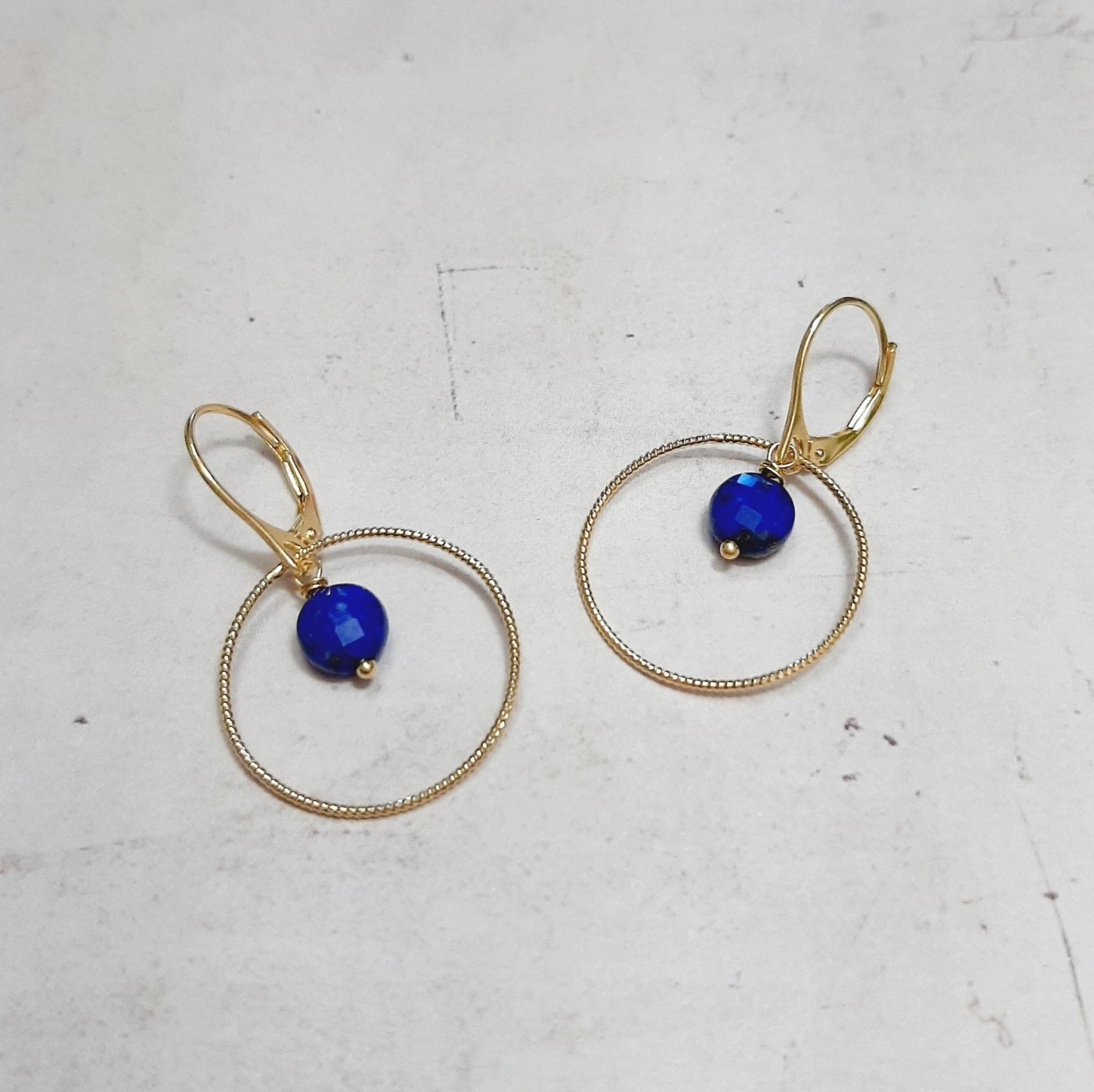 Boucles d'oreilles dormeuses en argent et lapis-lazuli  Ces boucles d'oreilles élégantes sont fabriquées en argent 925 et ornées de pierres naturelles de lapis-lazuli. Les pierres présentent une couleur bleue profonde avec des reflets dorés. Ces boucles d'oreilles sont légères et confortables à porter.  Caractéristiques:  Argent 925 Lapis-lazuli (pierres naturelles) Dormeuses Longueur des boucles d'oreilles: 3.5 cm