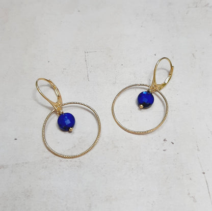 Boucles d'oreilles dormeuses en argent et lapis-lazuli  Ces boucles d'oreilles élégantes sont fabriquées en argent 925 et ornées de pierres naturelles de lapis-lazuli. Les pierres présentent une couleur bleue profonde avec des reflets dorés. Ces boucles d'oreilles sont légères et confortables à porter.  Caractéristiques:  Argent 925 Lapis-lazuli (pierres naturelles) Dormeuses Longueur des boucles d'oreilles: 3.5 cm