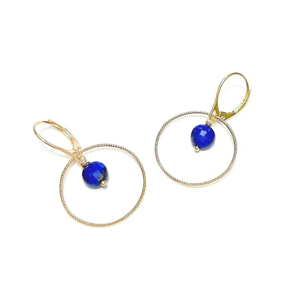 Découvrez nos boucles d'oreilles dormeuses en argent 925, délicatement dorées à l'or fin 24 carats et ornées de pierres naturelles de lapis-lazuli. Les couleurs des pierres peuvent varier légèrement. Légères et élégantes, les créations de la collection Krahô ajoutent une touche de couleur subtile à votre style, mettant en valeur la beauté naturelle des pierres. Longueur : environ 3,5 cm.