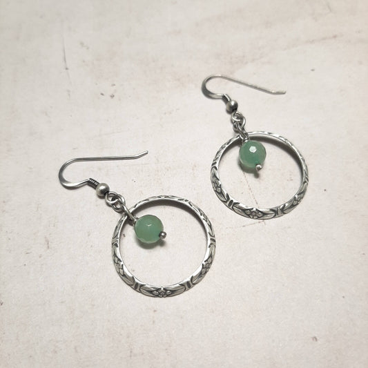 Boucles d'oreilles ethniques en argent massif, ornées d'aventurine naturelle. Leurs délicats motifs floraux apportent une touche bohème chic idéale pour un style authentique et raffiné.