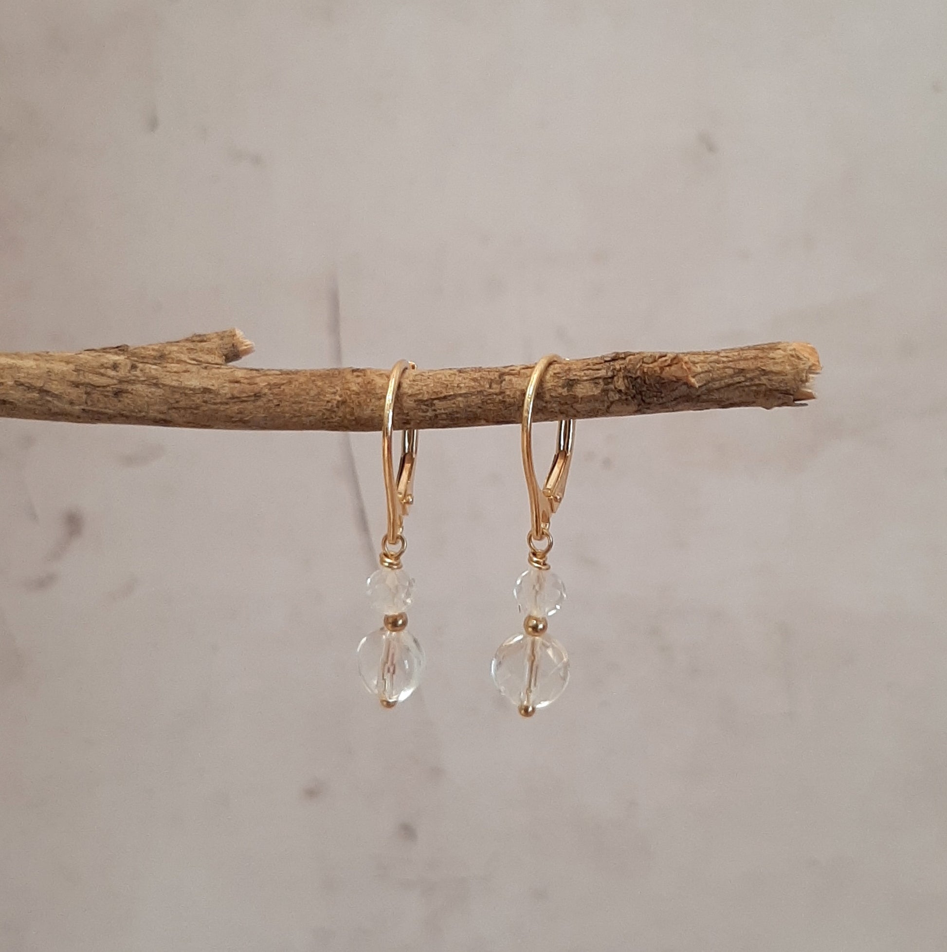 Boucles d'oreilles courtes en argent 925 doré et pierres naturelles de cristal de roche
