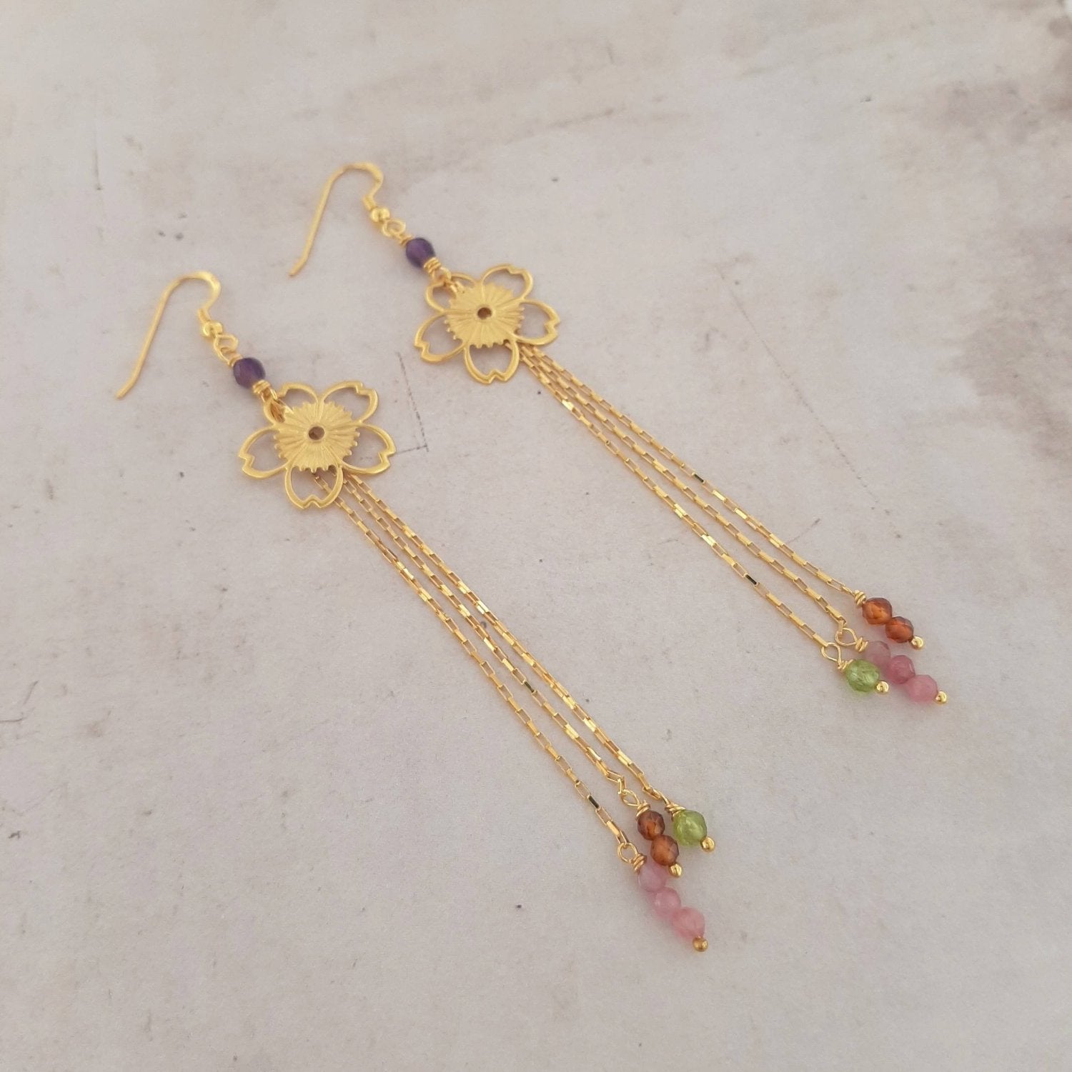 Boucles d'oreilles longues en argent 925 doré, avec breloques en forme de fleur, chaînes et pierres multicolores