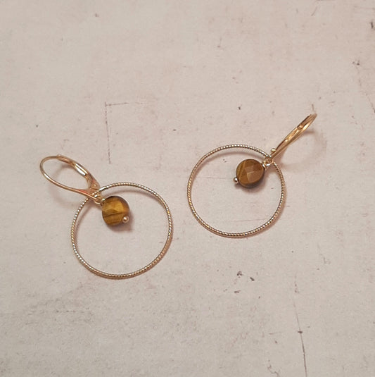 Boucles d'oreilles type dormeuses avec anneaux ciselés ornées de pierres naturelles d’œil de tigre facettée. Longueur : 3.5 cm environ