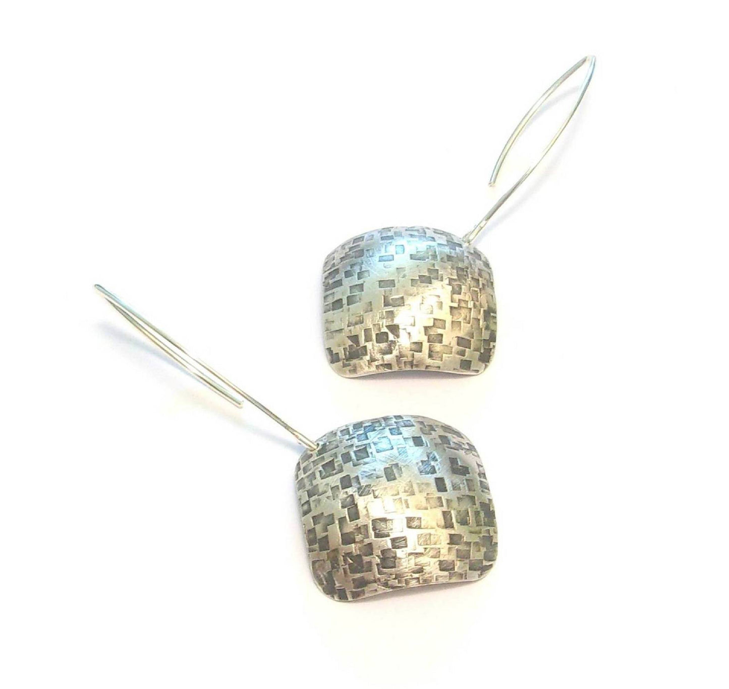 Boucles d'oreilles ethniques en argent massif martelé et patiné. Chaque bijou est façonné à la main, rendant chaque pièce unique avec de petites variations possibles par rapport au modèle photographié. 
