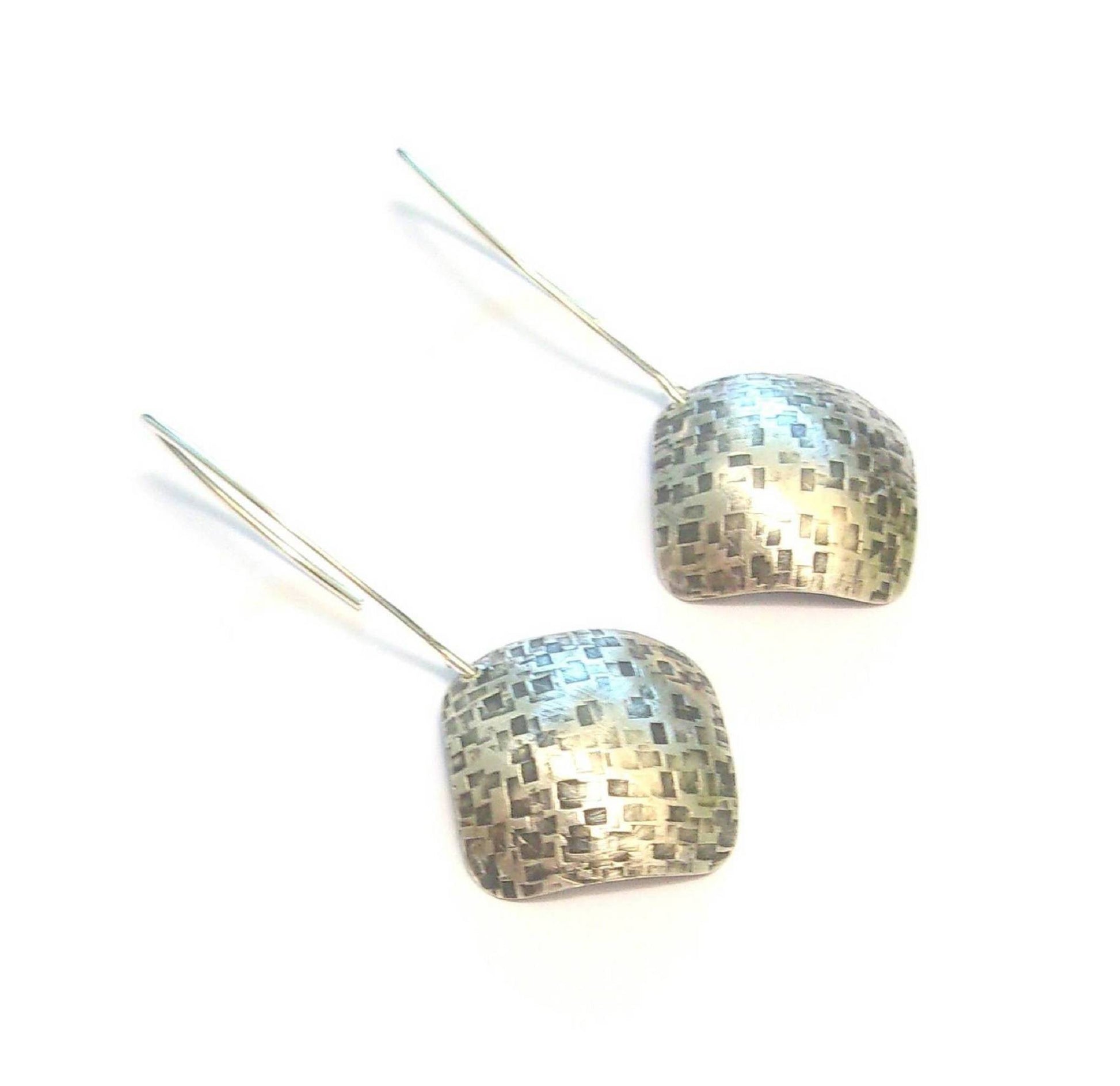 Boucles d'oreilles ethniques en argent massif martelé et patiné. Chaque bijou est façonné à la main, rendant chaque pièce unique avec de petites variations possibles par rapport au modèle photographié. 