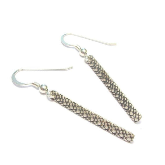 Boucles d'oreilles fines en argent massif gravé et patiné, fabriquées entièrement à la main. La longueur est d'environ 4.6 cm et la largeur d'environ 3.8 mm, offrant un design élégant et délicat.