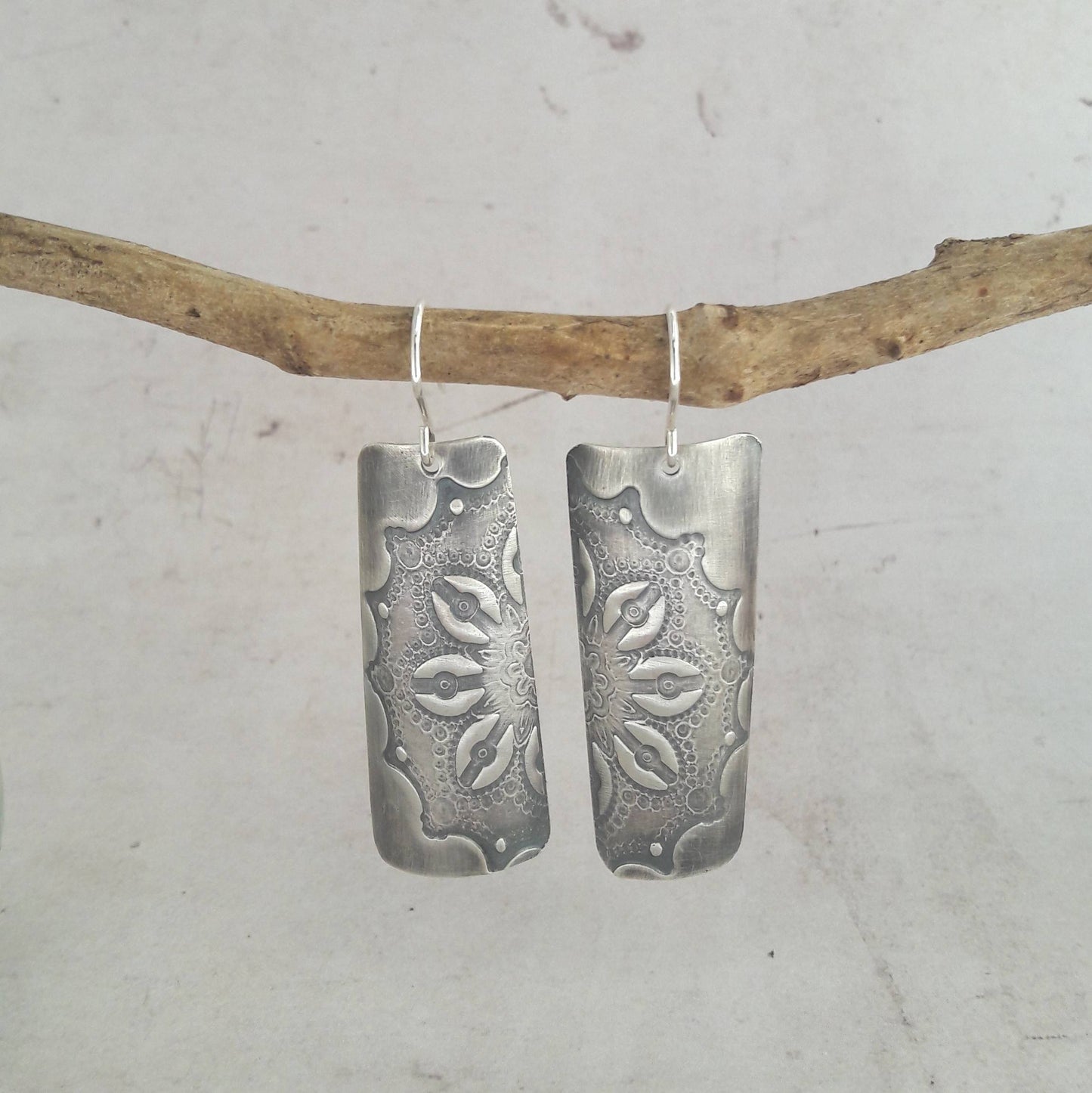 Boucles d'oreilles fleurs gravés en argent massif