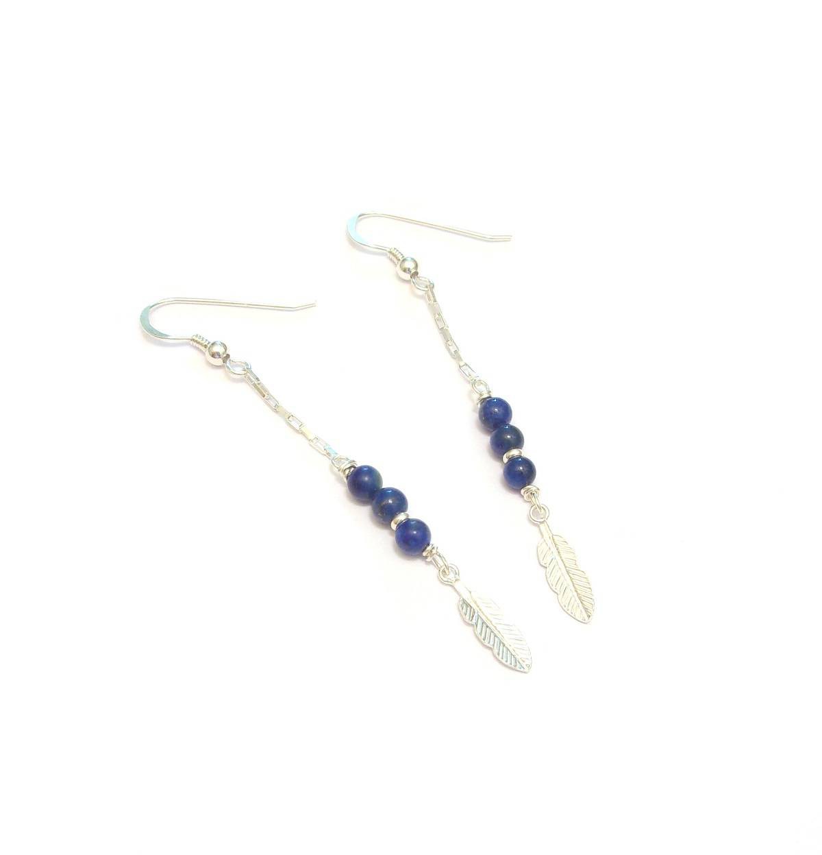 Boucles d'oreilles en argent 925 et pierres naturelles, lapis-lazuli. Laissez-vous séduire par l'élégance intemporelle de ces boucles d'oreilles bohèmes en argent 925 et lapis-lazuli, agrémentées d'une délicate plume, symbole de légèreté et de liberté. Longueur: 6.8 cm