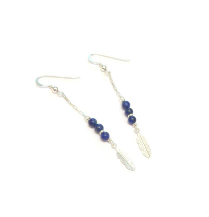 Boucles d'oreilles en argent 925 et pierres naturelles, lapis-lazuli. Laissez-vous séduire par l'élégance intemporelle de ces boucles d'oreilles bohèmes en argent 925 et lapis-lazuli, agrémentées d'une délicate plume, symbole de légèreté et de liberté. Longueur: 6.8 cm