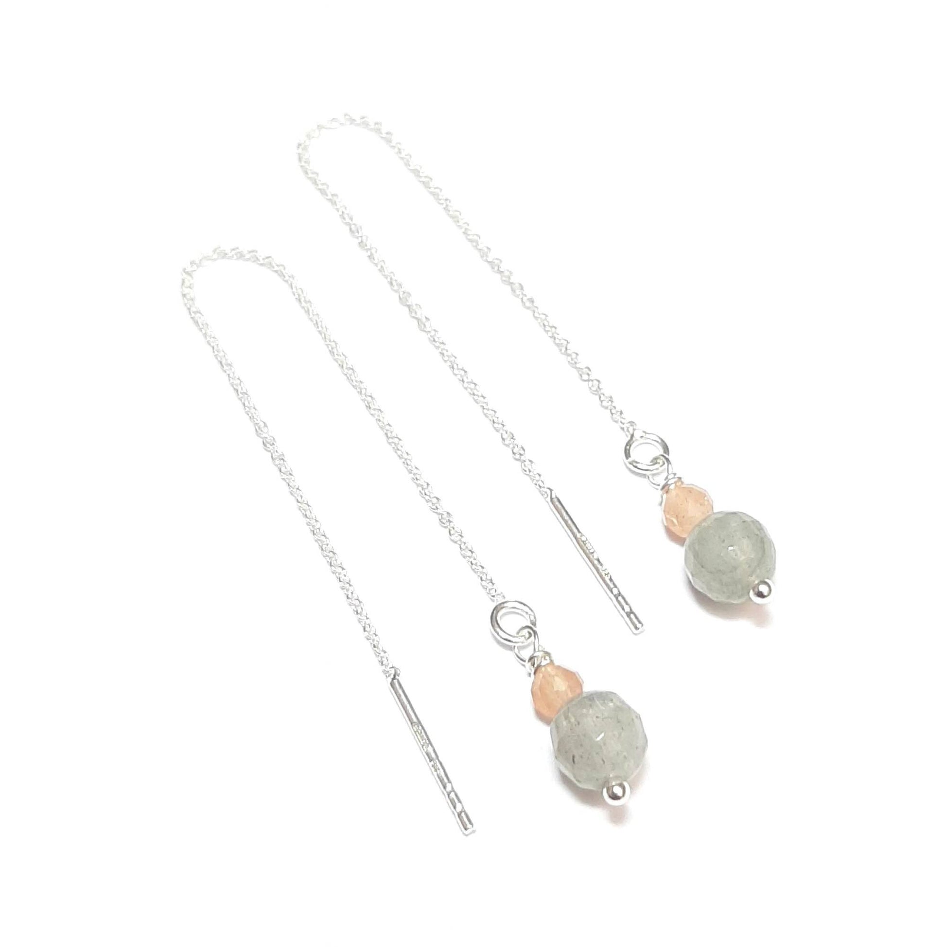 Boucles d'oreilles chaîne traversante en argent en argent 925 et pierres fines: labradorite et pierre de lune.