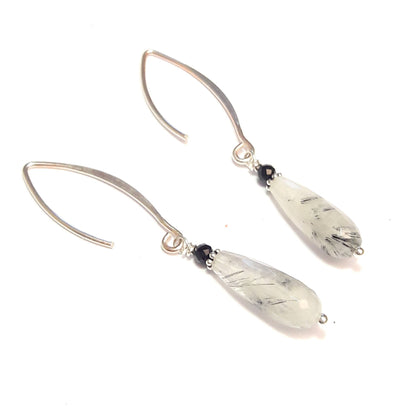 Boucles d’oreilles en argent 925 et pierres naturelles: quartz rutile et spinelle noire.


Boucles d'oreilles très élégantes et intemporelles! Les pierres sont naturelles, leurs couleurs peuvent varier légèrement.