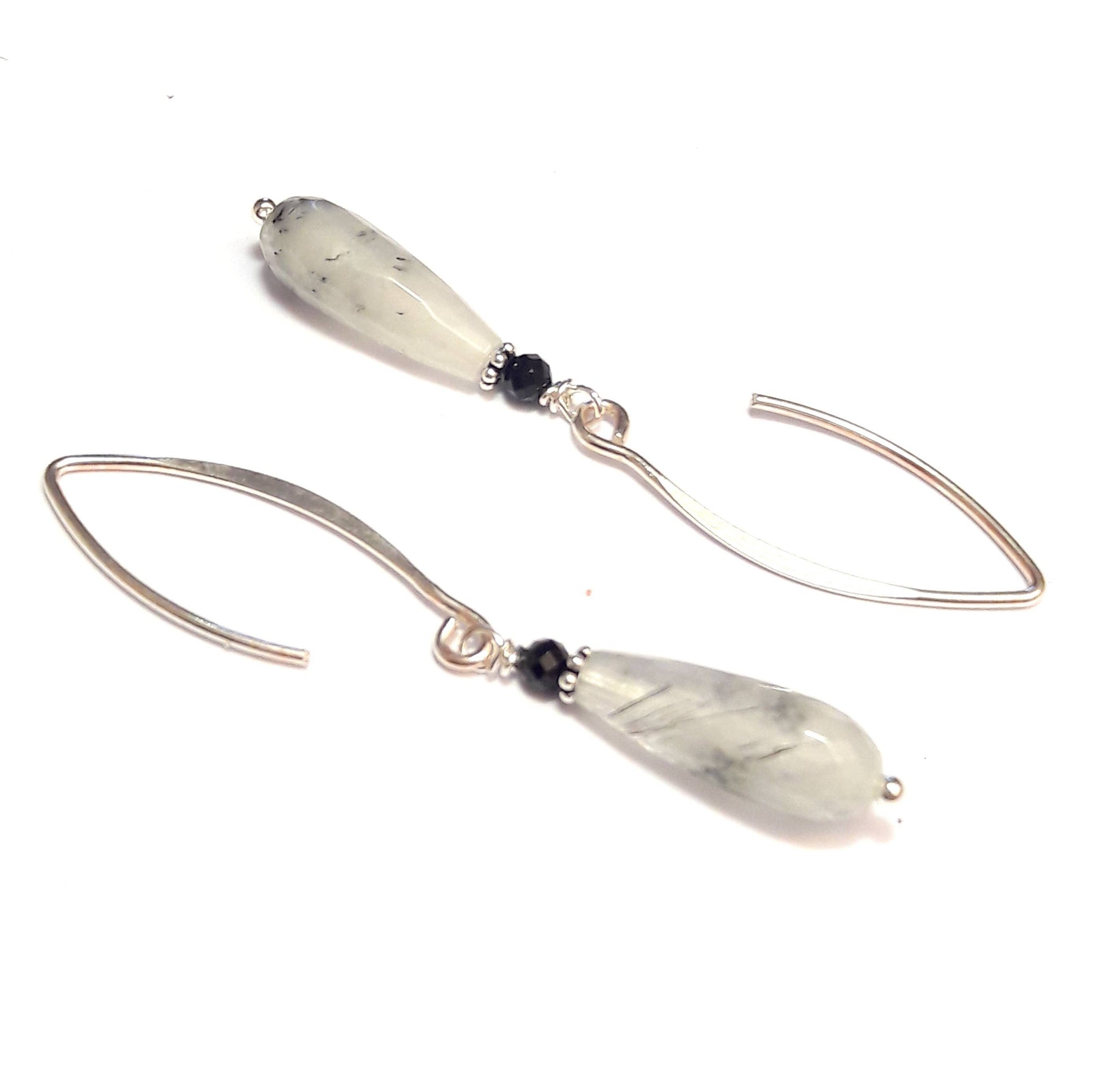 Boucles d’oreilles en argent 925 et pierres naturelles: quartz rutile et spinelle noire.
