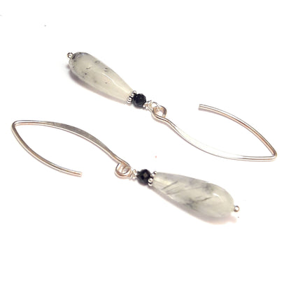 Boucles d’oreilles en argent 925 et pierres naturelles: quartz rutile et spinelle noire.
