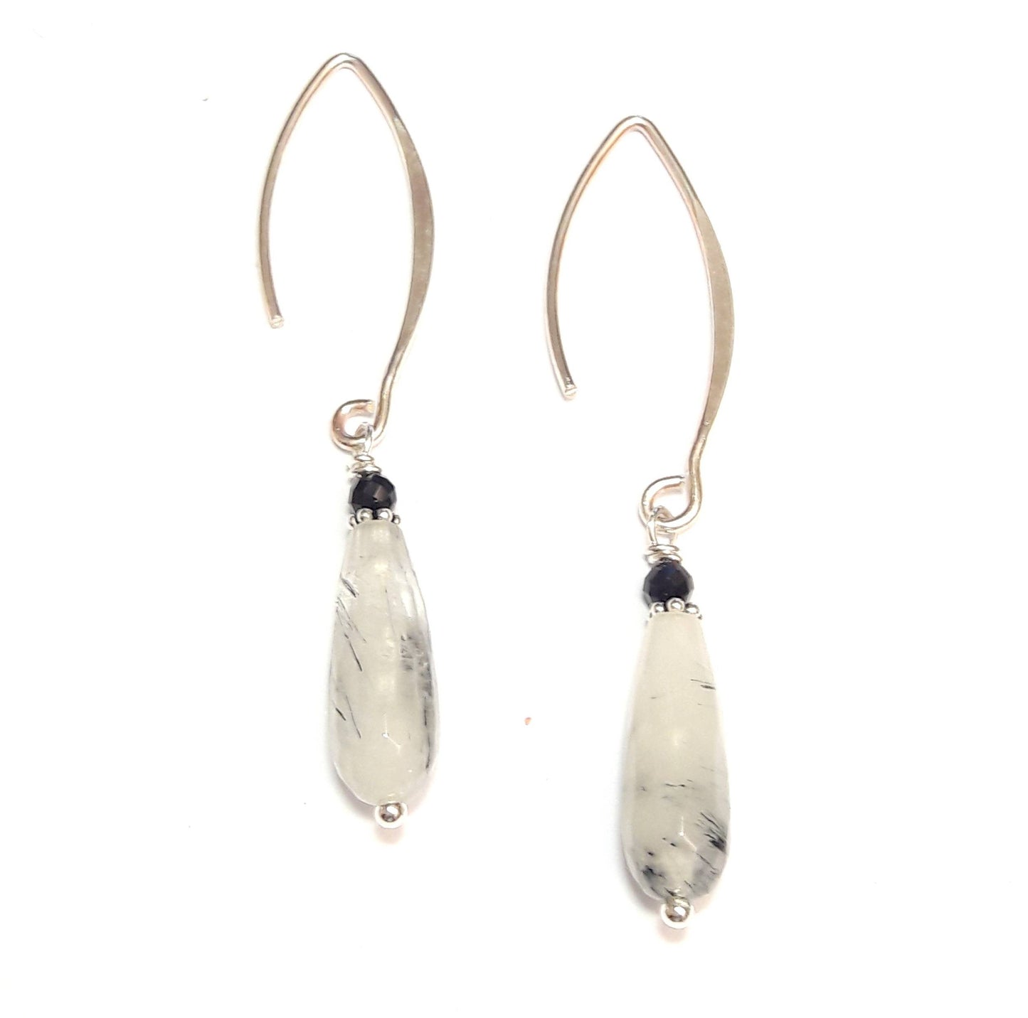Boucles d’oreilles en argent 925 et pierres naturelles: quartz rutile et spinelle noire.
